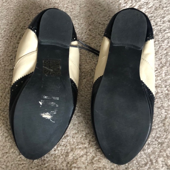 Black and white lace up flats - Picture 2 of 2